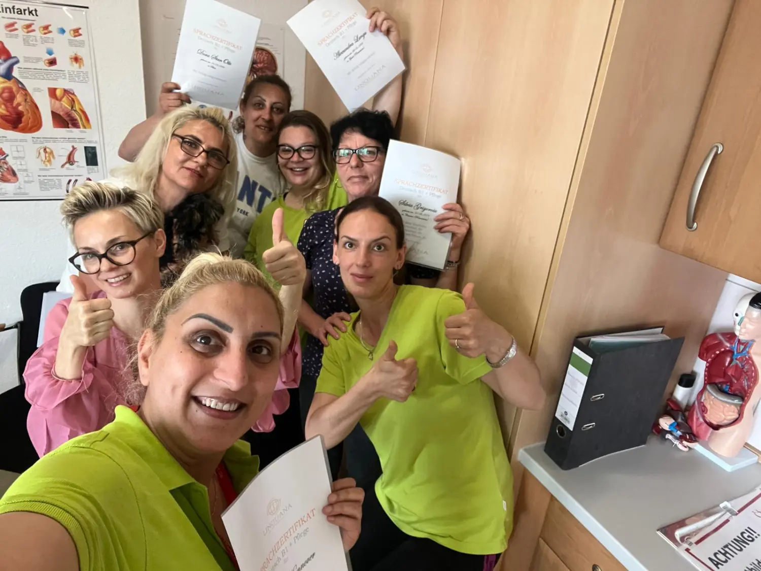 Linguana die Sprachschule - Menschen mit Zeugnissen